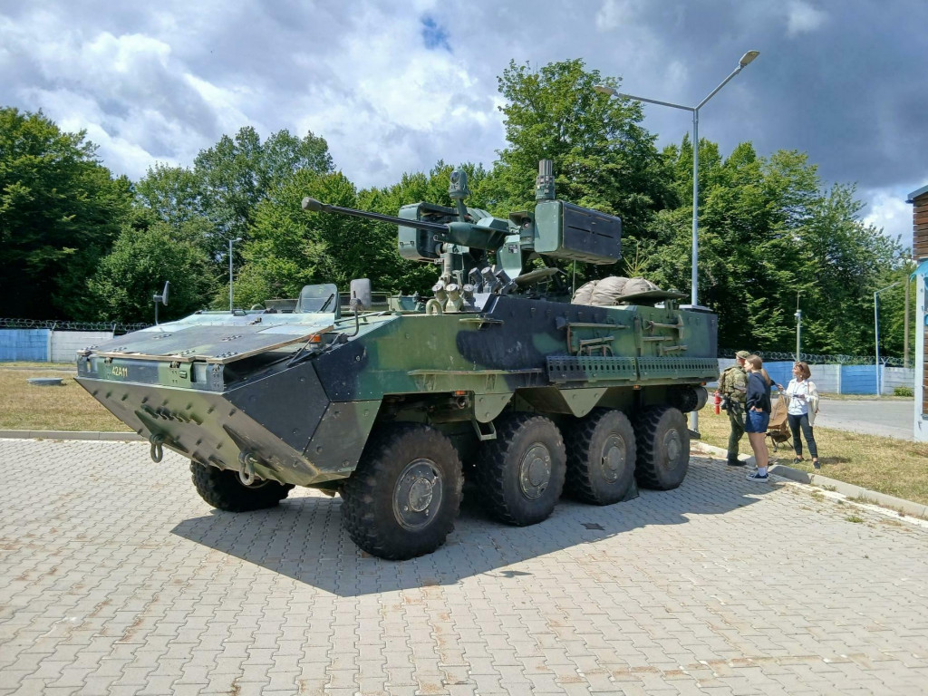 Česk&yacute; kontingent si so sebou na Slovensko priviezol kolesov&eacute; vozidl&aacute; Pandur. FOTO: HN/Pavel Novotn&yacute;