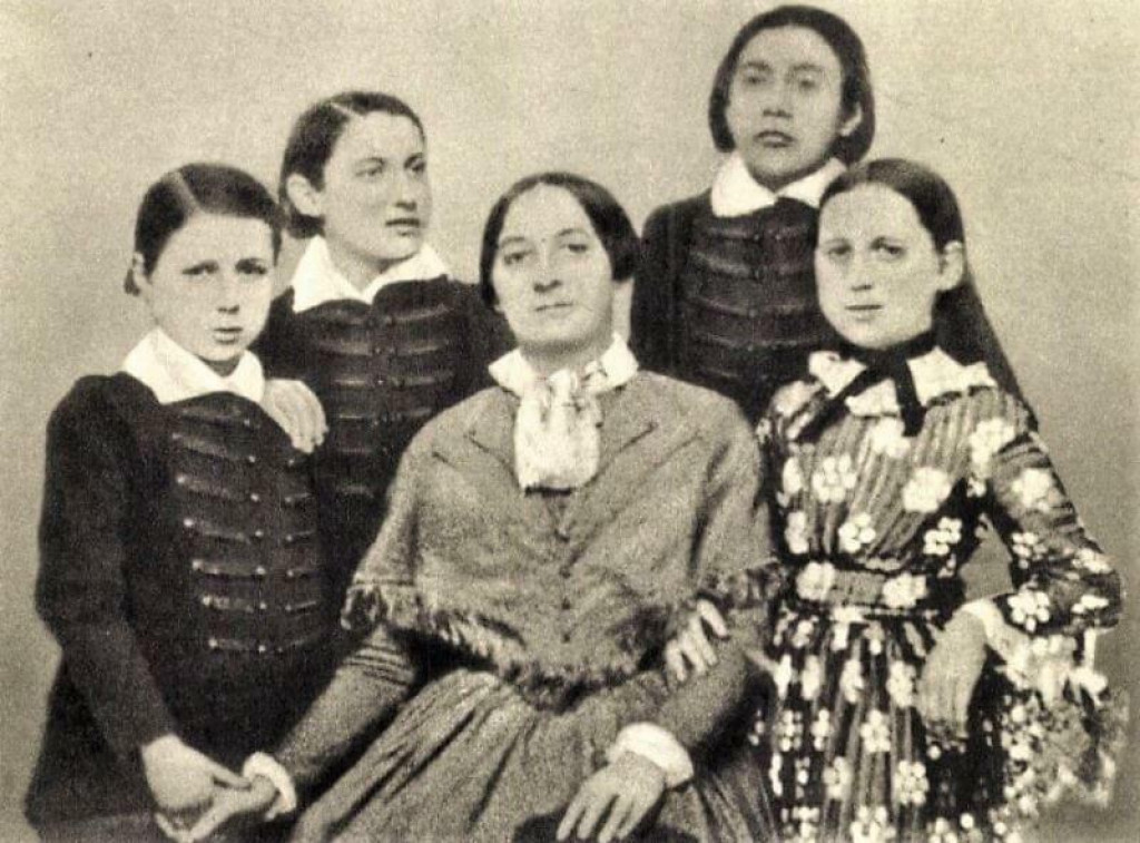Spisovateľka mala &scaron;tyri deti &ndash; Hynka (najstar&scaron;&iacute; syn zomrel ako p&auml;tn&aacute;sťročn&yacute; na tuberkul&oacute;zu), Karla, Theodoru, Jaroslava. FOTO: Wikimedia Commons