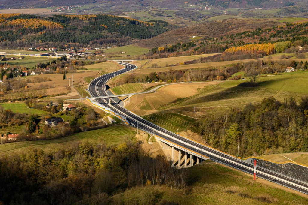 Na leteckej sn&iacute;mke r&yacute;chlostn&aacute; cesta R2 &ndash; pohľad od obce M&yacute;tna v smere na Kriv&aacute;ň. FOTO: TASR/M. Sv&iacute;tok