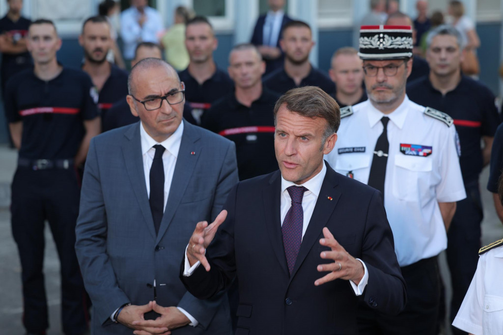 Franc&uacute;zsky prezident Emmanuel Macron (uprostred) gestikuluje počas n&aacute;v&scaron;tevy koordinačn&eacute;ho centra z&aacute;chrann&yacute;ch zložiek v Bordeaux v pondelok 27. j&uacute;la 2026. FOTO TASR/AP
