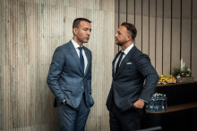 Minister &scaron;kolstva Tom&aacute;&scaron; Drucker a &scaron;&eacute;f rezortu vn&uacute;tra Mat&uacute;&scaron; &Scaron;utaj E&scaron;tok id&uacute; na &scaron;kol&aacute;ch zaviesť inteligentn&eacute; kamery. FOTO: &Uacute;rad vl&aacute;dy SR