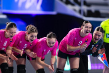 Slovensk&eacute; h&aacute;dzan&aacute;rky počas fin&aacute;le ME do 17 rokov. FOTO: FB/Slovak Handball Federation