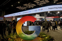 Žiadosti o n&aacute;hradu &scaron;kody prich&aacute;dzaj&uacute; v čase, keď Google pre mas&iacute;vne invest&iacute;cie do umelej inteligencie r&yacute;chlo m&iacute;ňa hotovosť. FOTO: Reuters