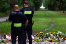Policajti stoja pri proviz&oacute;rnom pam&auml;tn&iacute;ku v parku Tiergarten po smrteľnom &uacute;tokuv Berl&iacute;ne. FOTO: Reuters