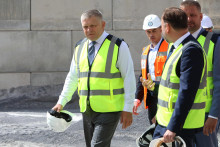 Premi&eacute;r Robert Fico a minister zdravotn&iacute;ctva Kamil &Scaron;a&scaron;ko počas pondelkovej kontroly nemocnice v Banskej Bystrici. FOTO: TASR/J. Kro&scaron;l&aacute;k
