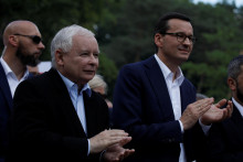 L&iacute;der pr&aacute;va a spravodlivosti Jaroslaw Kaczynski a poľsk&yacute; expremi&eacute;r Mateusz Morawiecki. FOTO: Reuters