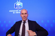 Franc&uacute;zsku futbalov&uacute; reprezent&aacute;ciu povedie najbliž&scaron;ie &scaron;tyri roky tr&eacute;ner Zinedine Zidane. FOTO: Reuters