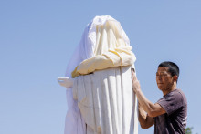 Dobrovoľn&iacute;k čist&iacute; sochu Panny M&aacute;rie, ktor&uacute; po&scaron;kodili nezn&aacute;mi vandali v p&uacute;tnickom mestečku Medžugorie v Bosne v utorok 28. j&uacute;la 2026. FOTO TASR/AP
