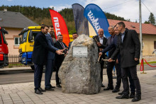 Poklepanie z&aacute;kladn&eacute;ho kameňa r&yacute;chlostnej cesty R1 Bansk&aacute; Bystrica &ndash; Slovensk&aacute; Ľupča v roku 2024. FOTO: NDS
