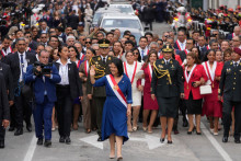 Peru&aacute;nska prezidentka Keiko Fujimoriov&aacute; kr&aacute;ča do prezidentsk&eacute;ho pal&aacute;ca po zložen&iacute; pr&iacute;sahy v Lime v utorok 28. j&uacute;la 2026. FOTO: TASR/AP