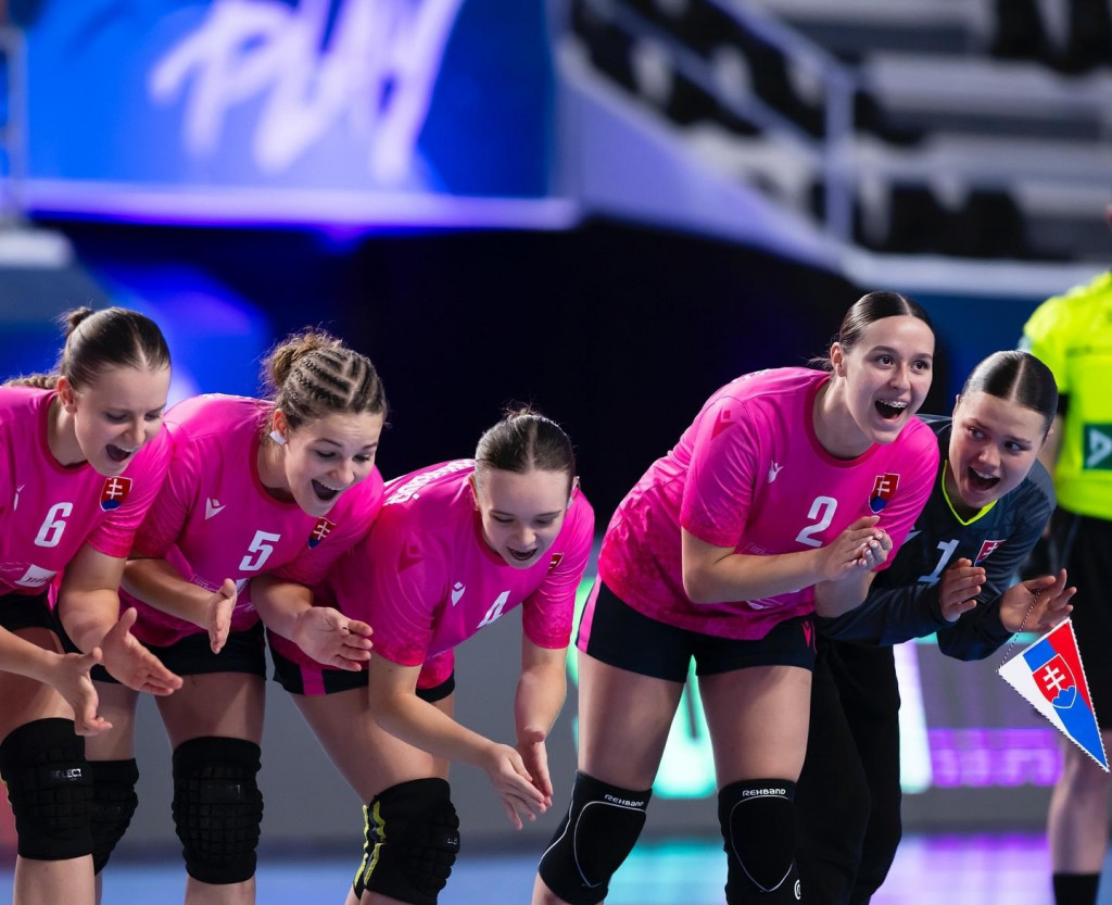 Slovensk&eacute; h&aacute;dzan&aacute;rky počas fin&aacute;le ME do 17 rokov. FOTO: FB/Slovak Handball Federation