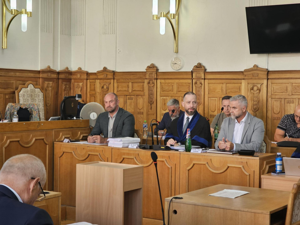 Obžalovan&yacute; Tibor Ga&scaron;par, jeho obhajca Marek Para a obžalovan&yacute; Norbert B&ouml;d&ouml;r.

FOTO: HN/Katar&iacute;na &Scaron;elestiakov&aacute;