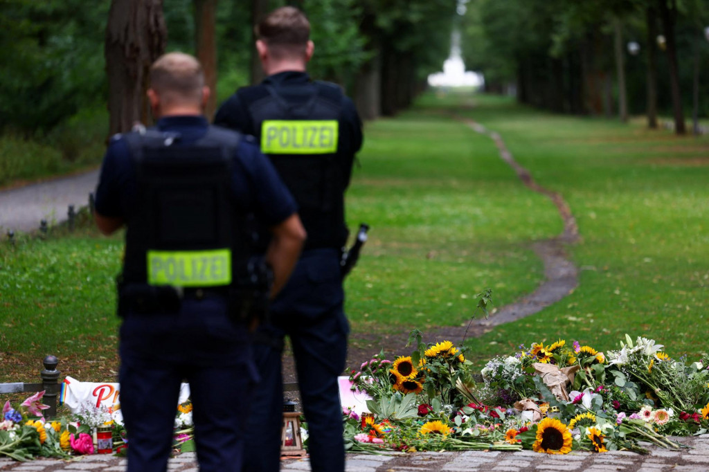 Policajti stoja pri proviz&oacute;rnom pam&auml;tn&iacute;ku v parku Tiergarten po smrteľnom &uacute;tokuv Berl&iacute;ne. FOTO: Reuters