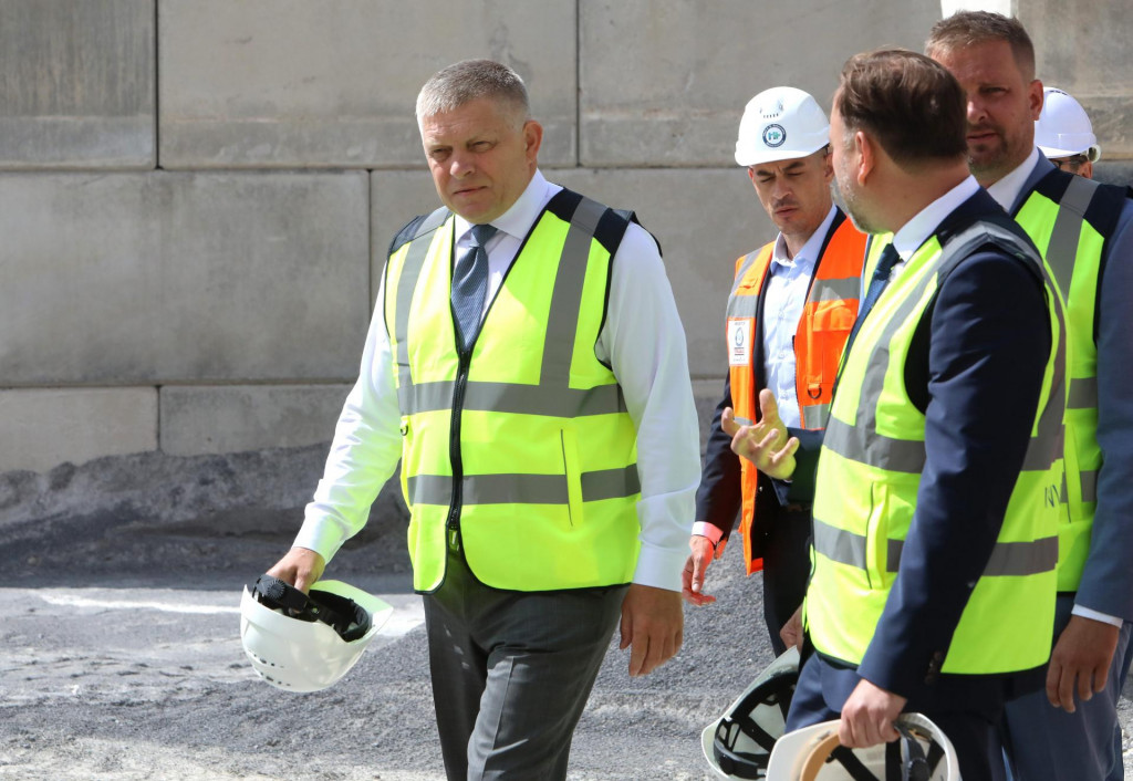 Premi&eacute;r Robert Fico a minister zdravotn&iacute;ctva Kamil &Scaron;a&scaron;ko počas pondelkovej kontroly nemocnice v Banskej Bystrici. FOTO: TASR/J. Kro&scaron;l&aacute;k