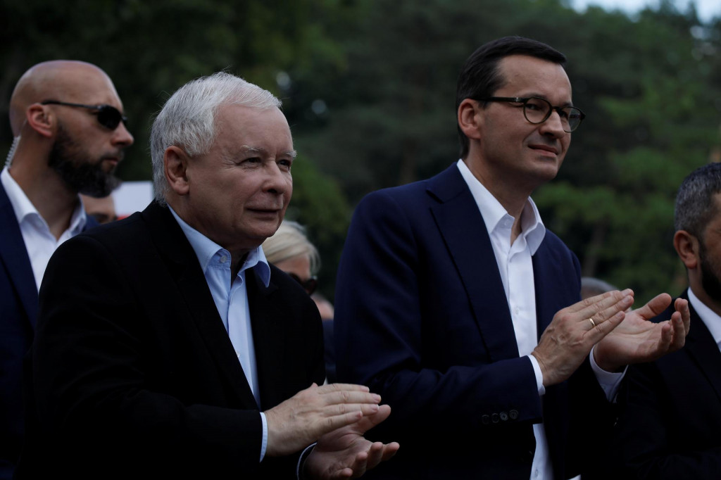 L&iacute;der pr&aacute;va a spravodlivosti Jaroslaw Kaczynski a poľsk&yacute; expremi&eacute;r Mateusz Morawiecki. FOTO: Reuters