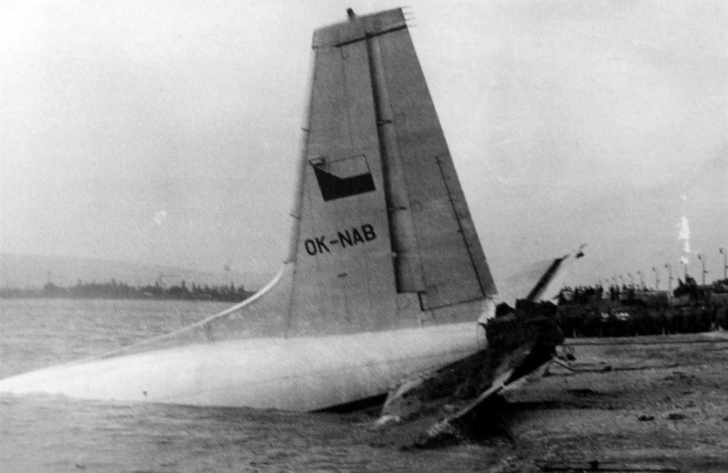 Zadn&aacute; časť trupu (z ľavej strany), pohľad pri vyslobodzovan&iacute;. FOTO: Ladislav Keller, V&aacute;clav Kolouch: Nehody dopravn&yacute;ch lietadiel v Československu, diel 3.