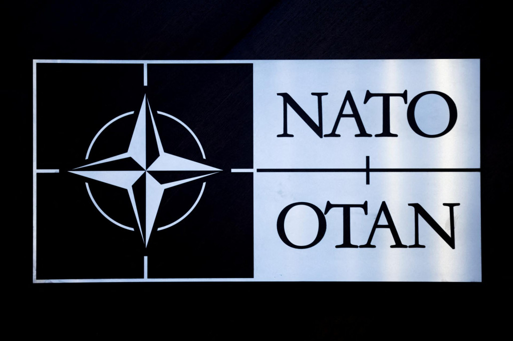 FILE PHOTO: The logo of NATO is seen at a meeting of the North Atlantic Council in the NATO defence ministers&lsquo; session together with Sweden as the invitee, at the Alliance&lsquo;s headquarters in Brussels, Belgium February 15, 2024. REUTERS/Johanna Geron/File Photo FOTO: Johanna Geron