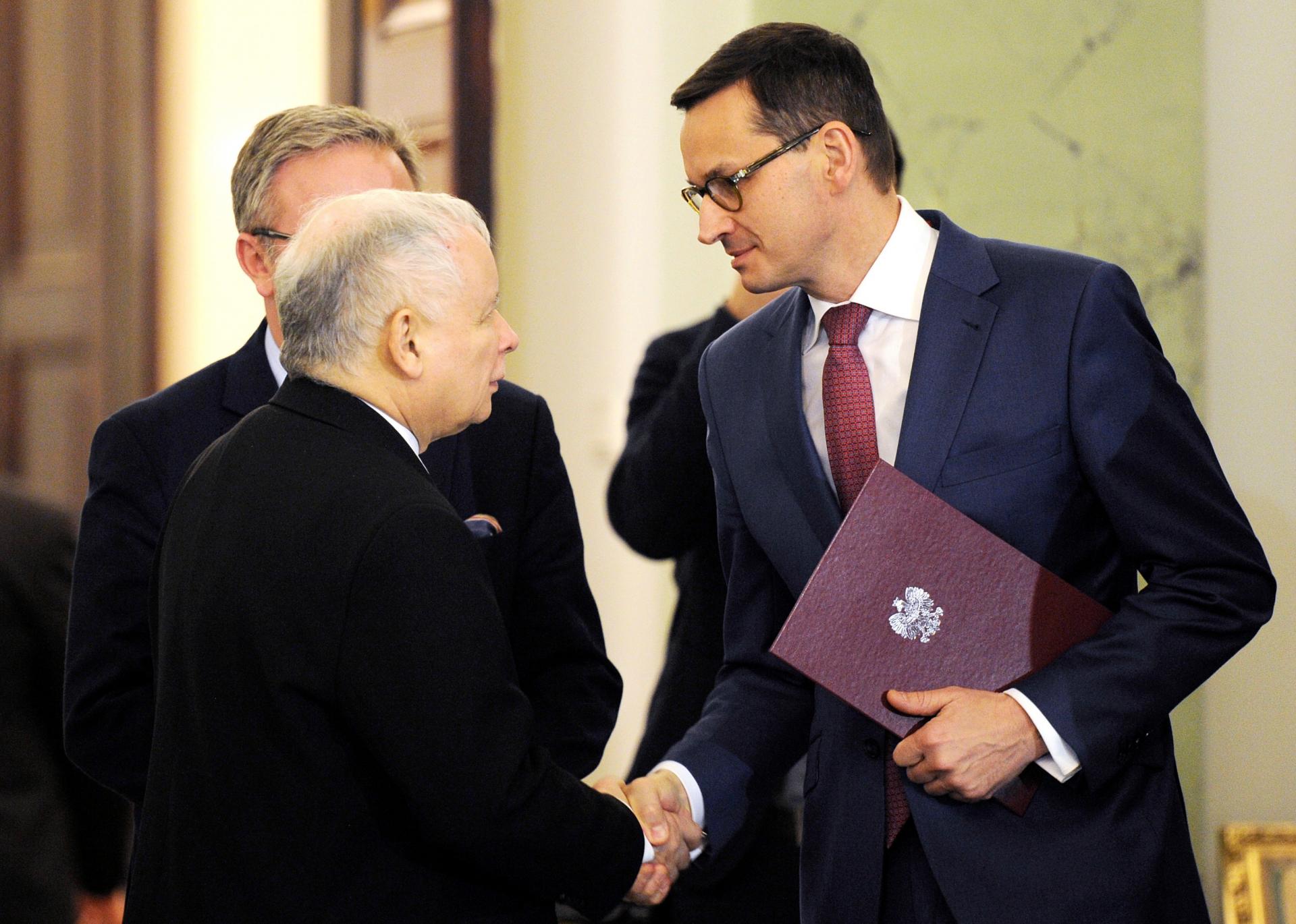 Poľský expremiér oznámil vznik novej frakcie, spor s Kaczyńským rozdelil voličov PiS