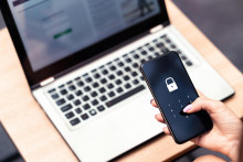 Jednoduch&yacute; pokus o tzv. spear phishing spoč&iacute;va v tom, že sa &uacute;točn&iacute;k vyd&aacute;va za gener&aacute;lneho riaditeľa spoločnosti a žiada adres&aacute;ta, aby mu poslal svoje č&iacute;slo a pokračoval v komunik&aacute;cii cez WhatsApp. FOTO: Dreamstime