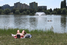 Na sn&iacute;mke ko&scaron;ick&eacute; k&uacute;palisko Jazero počas j&uacute;novej vlny hor&uacute;čav.