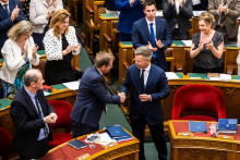 Maďarsk&yacute; premi&eacute;r Peter Magyar a Balint Ruff. FOTO: Reuters