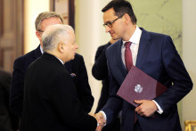 Na arch&iacute;vnej sn&iacute;mke poľsk&yacute; expremi&eacute;r Mateusz Morawiecki a l&iacute;der konzervat&aacute;vnej strany Pr&aacute;vo a spravodlivosť Jaroslaw Kaczyňski. FOTO: TASR/AP