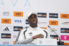 Yaya Tour&eacute; d&aacute;va od začiatku pr&iacute;pravy pr&iacute;ležitosť mlad&yacute;m hr&aacute;čom. FOTO TASR/Ľ. Filc