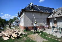 Odstraňovanie &scaron;k&ocirc;d po b&uacute;rke a krupobit&iacute; v obci Senn&eacute; v okrese Michalovce. FOTO: TASR/Roman Hanc