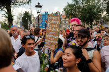 Ľudia sa stret&aacute;vaj&uacute; na spomienkovej bohoslužbe za obete &uacute;toku na Berl&iacute;nskom Pride v Amsterdame. FOTO: Reuters