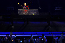 DJ Kavinsky vyst&uacute;pil na z&aacute;verečnom ceremoni&aacute;li letn&yacute;ch olympijsk&yacute;ch hier v Par&iacute;ži. FOTO: Reuters