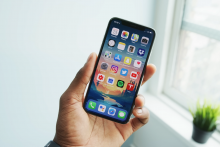 iPhonu X sa počas jeho životn&eacute;ho cyklu predalo približne 70 mili&oacute;nov kusov. FOTO: YouTube/Marques Brownlee
