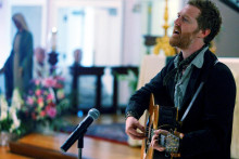 &Iacute;rsky spev&aacute;k Glen Hansard. FOTO: Reuters