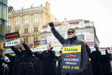Zhromaždenie proti n&aacute;siln&eacute;mu kresťansk&eacute;mu konvertovaniu v Južnej K&oacute;rei, ktor&eacute; tajne pripravili členovia cirkvi Sinčchondži v Prahe. FOTO: MAFRA/Vrabec Petr
