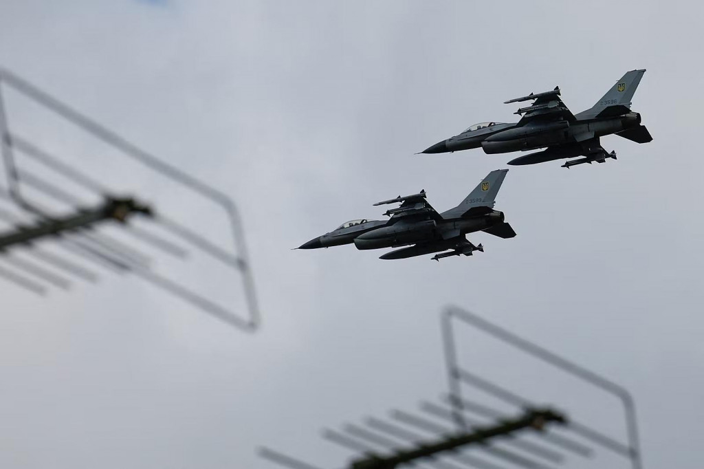 Z&aacute;padn&eacute; st&iacute;hacie lietadl&aacute; F-16. FOTO: Reuters