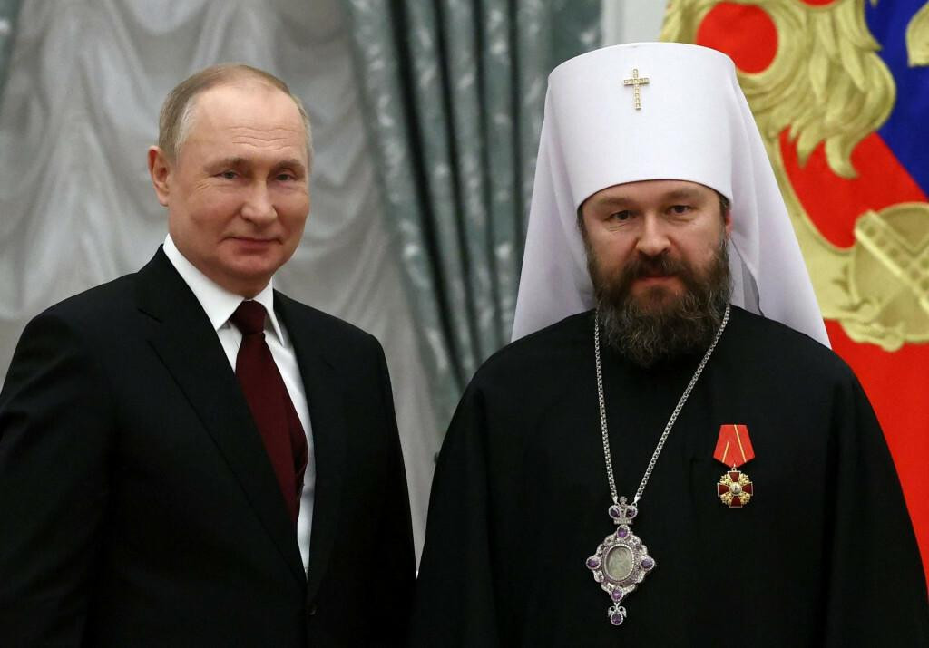 Metropolita ruskej pravosl&aacute;vnej cirkvi Ilarion a rusk&yacute; prezident Vladimir Putin. FOTO: Reuters