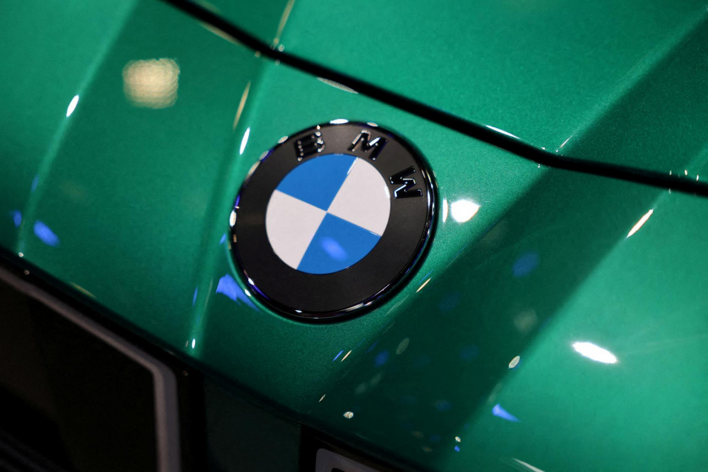 BMW, ktor&aacute; sa už v začiatkoch rozhodla zachovať pre svojich z&aacute;kazn&iacute;kov vozidl&aacute; so spaľovac&iacute;m motorom, bola doteraz vn&iacute;man&aacute; ako automobilka, ktor&aacute; veľk&eacute; zmeny na trhu zvl&aacute;da lep&scaron;ie ako konkurenti. FOTO: REUTERS