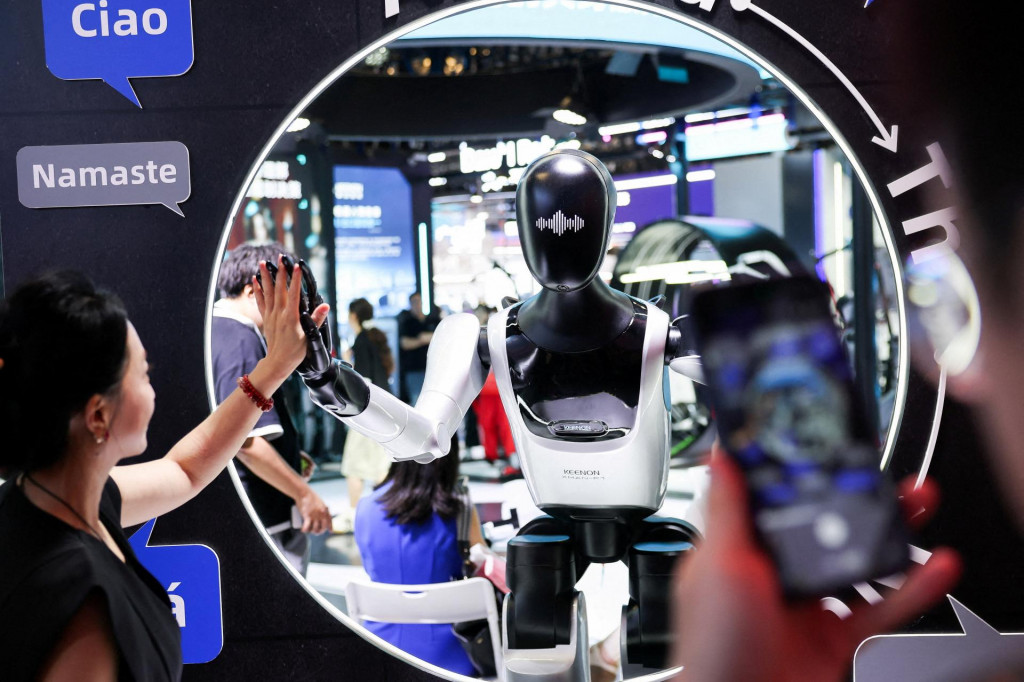 Č&iacute;nske technologick&eacute; spoločnosti v posledn&yacute;ch rokoch v&yacute;razne pokročili vo v&yacute;voji humanoidn&yacute;ch robotov určen&yacute;ch na využitie napr&iacute;klad vo fabrik&aacute;ch aj dom&aacute;cnostiach. FOTO: REUTERS