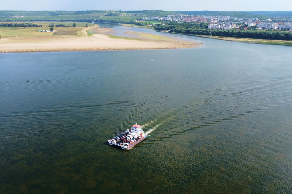 Trajekt pl&aacute;va po rieke Dunaj v juhorumunskom Chiciu. FOTO: TASR/AP