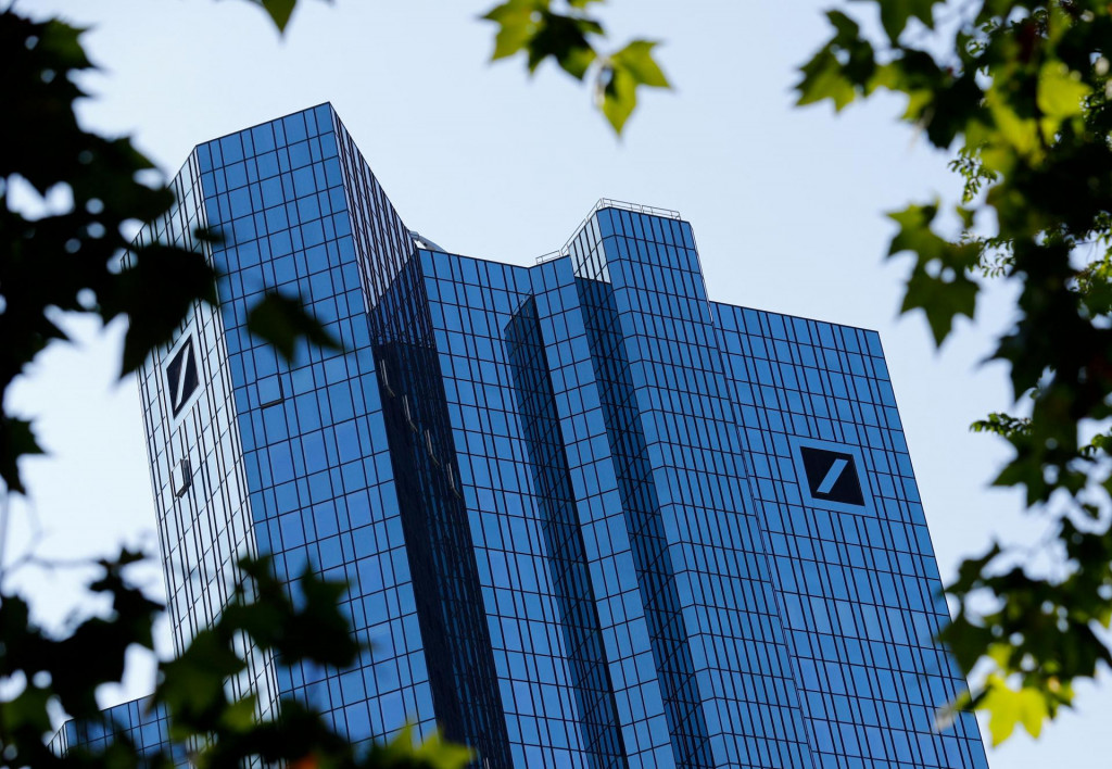Analytici očak&aacute;vali, že Deutsche Bank vyk&aacute;že v druhom &scaron;tvrťroku zisk 1,38 miliardy eur. FOTO: REUTERS