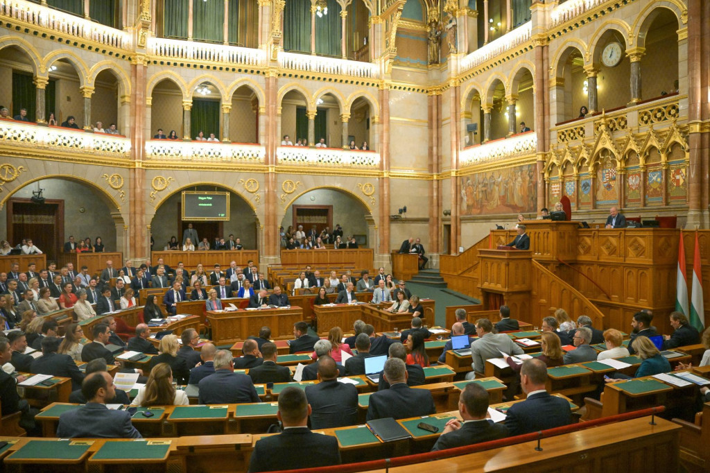 Maďarsk&yacute; premi&eacute;r P&eacute;ter Magyar (vpravo) vystupuje s prejavom na mimoriadnom zasadnut&iacute; parlamentu v Budape&scaron;ti. FOTO: TASR/DUNA/MTI-Zolt&aacute;n Balogh