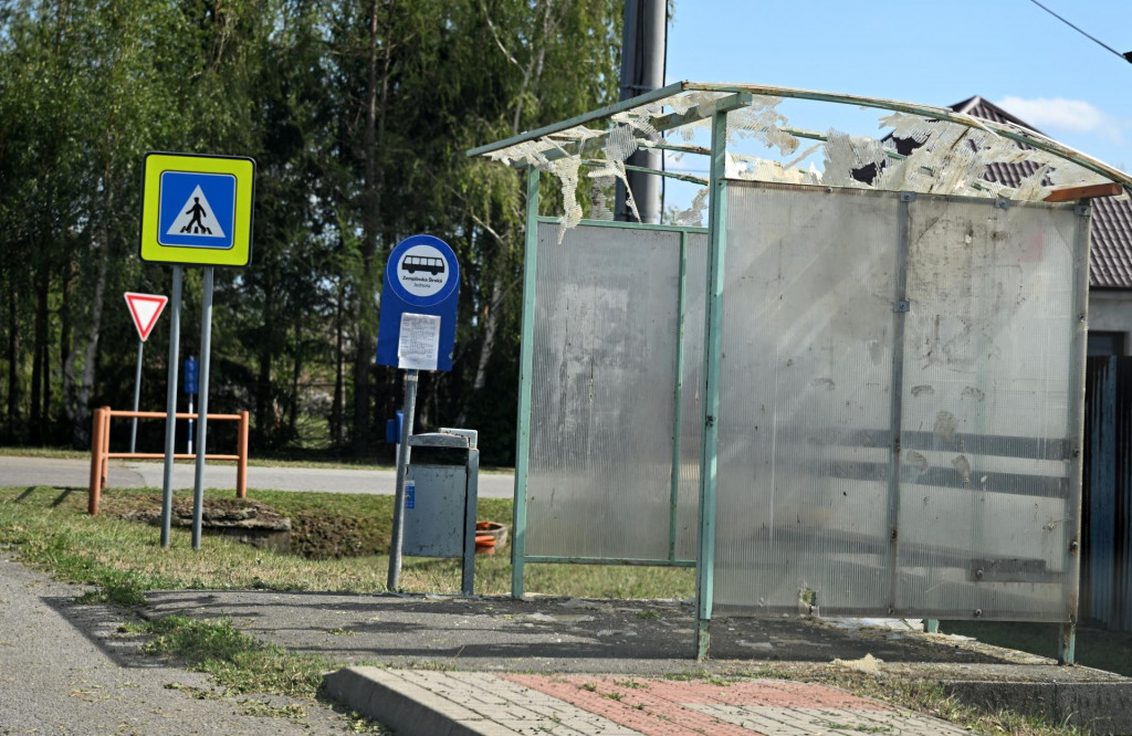 Na sn&iacute;mke zničen&aacute; autobusov&aacute; z&aacute;stavka po b&uacute;rke a krupobit&iacute; v obci Zempl&iacute;nska &Scaron;irok&aacute; v okrese Michalovce. FOTO: TASR/Roman Hanc