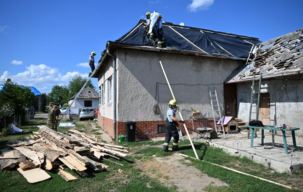 Odstraňovanie &scaron;k&ocirc;d po b&uacute;rke a krupobit&iacute; v obci Senn&eacute; v okrese Michalovce. FOTO: TASR/Roman Hanc
