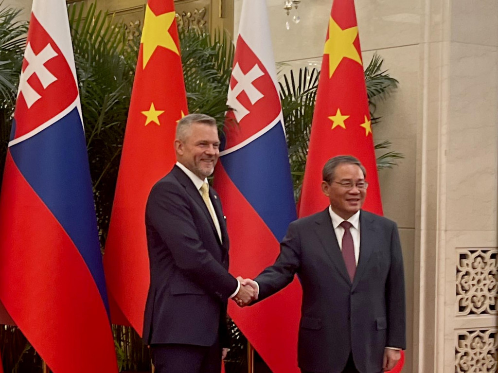 Slovensk&yacute; prezident Peter Pellegrini a č&iacute;nsky premi&eacute;r Li Čchiang. FOTO: TASR/Alexandra Kubalov&aacute;