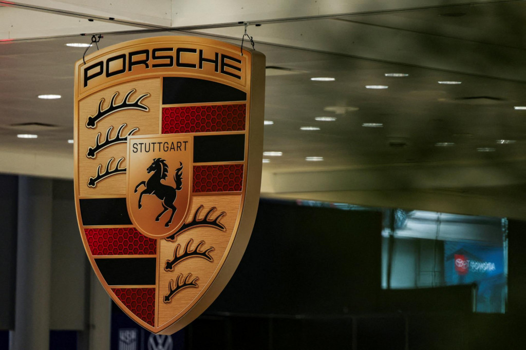Automobilka Porsche aj jej matersk&aacute; spoločnosť Volkswagen realizuj&uacute; komplexn&uacute; re&scaron;trukturaliz&aacute;ciu, keďže ich zasiahli americk&eacute; cl&aacute; a slab&yacute; predaj v Č&iacute;ne. FOTO: REUTERS