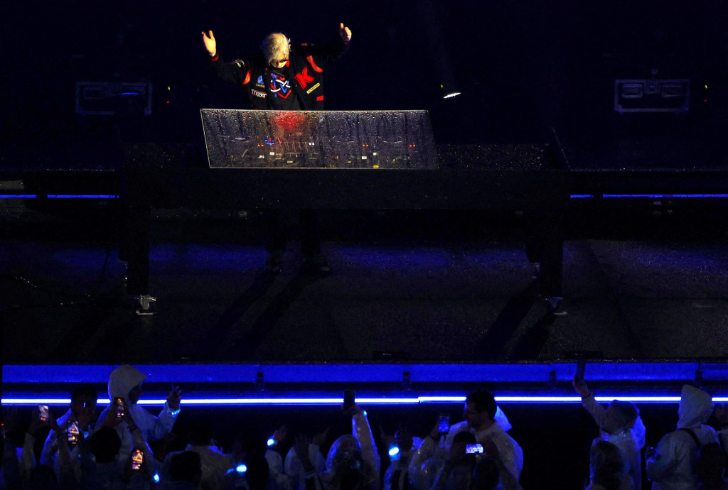 DJ Kavinsky vyst&uacute;pil na z&aacute;verečnom ceremoni&aacute;li letn&yacute;ch olympijsk&yacute;ch hier v Par&iacute;ži. FOTO: Reuters