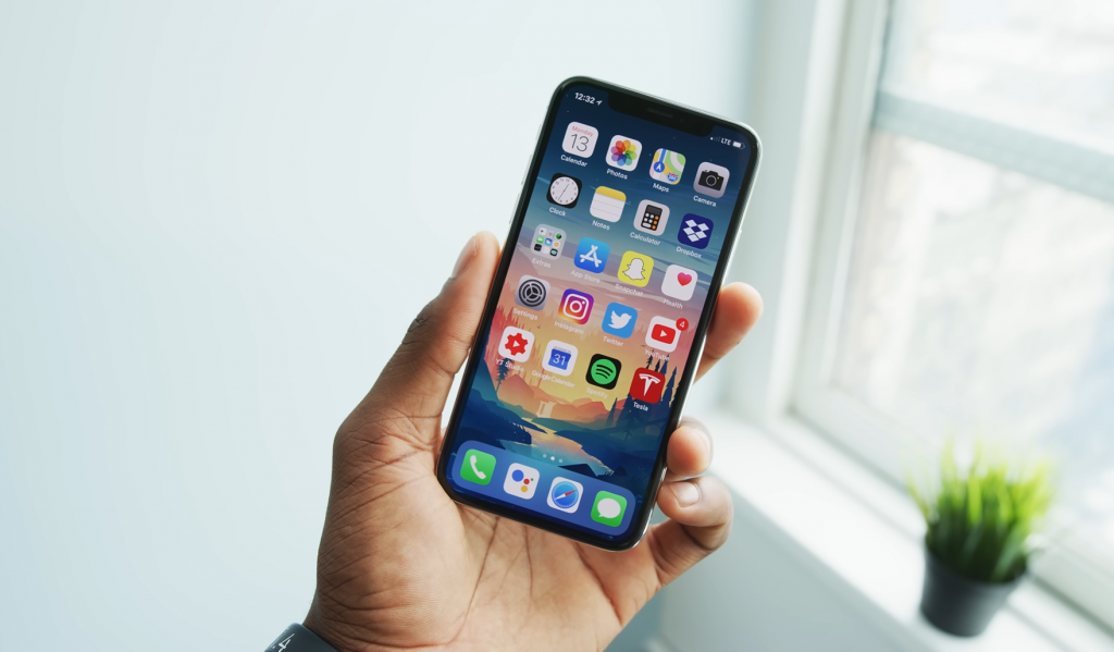 iPhonu X sa počas jeho životn&eacute;ho cyklu predalo približne 70 mili&oacute;nov kusov. FOTO: YouTube/Marques Brownlee