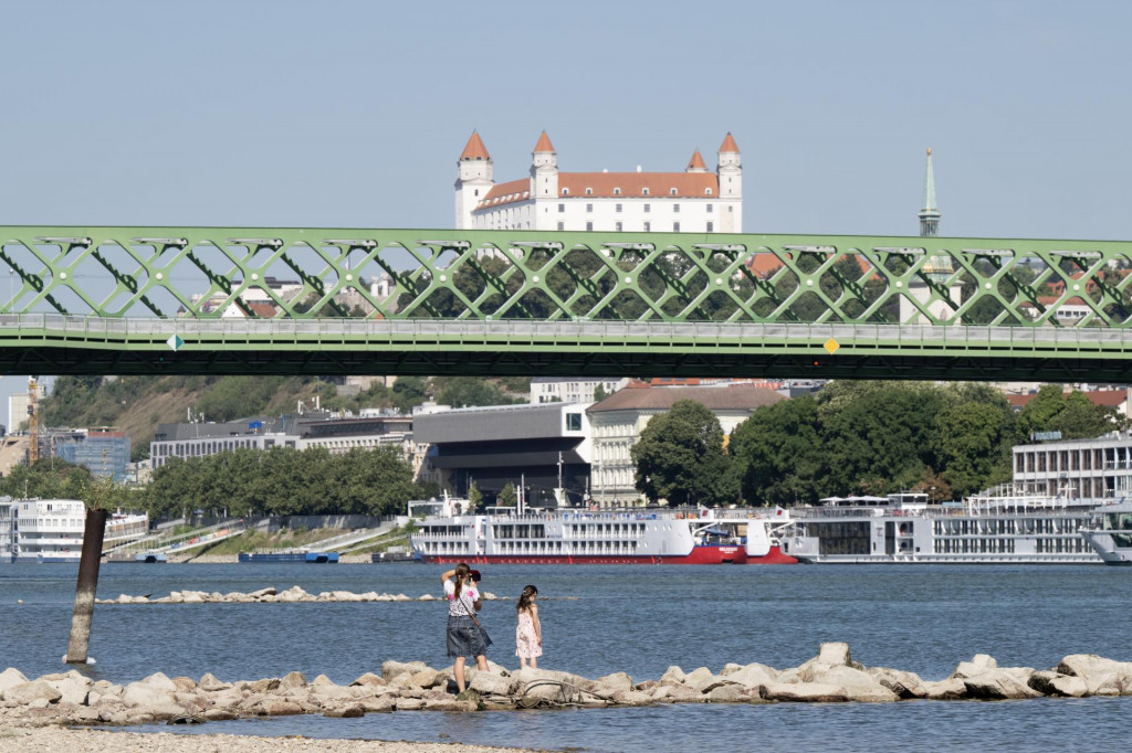 N&iacute;zky stav vodnej hladiny Dunaja v Bratislave. FOTO: TASR/Pavel Neubauer