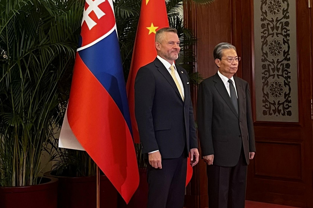 Na sn&iacute;mke slovensk&yacute; prezident Peter Pellegrini a predseda St&aacute;leho v&yacute;boru Celoč&iacute;nskeho zhromaždenia ľudov&yacute;ch z&aacute;stupcov Čao Le-ťim. FOTO: TASR/Alexandra Kubalov&aacute;