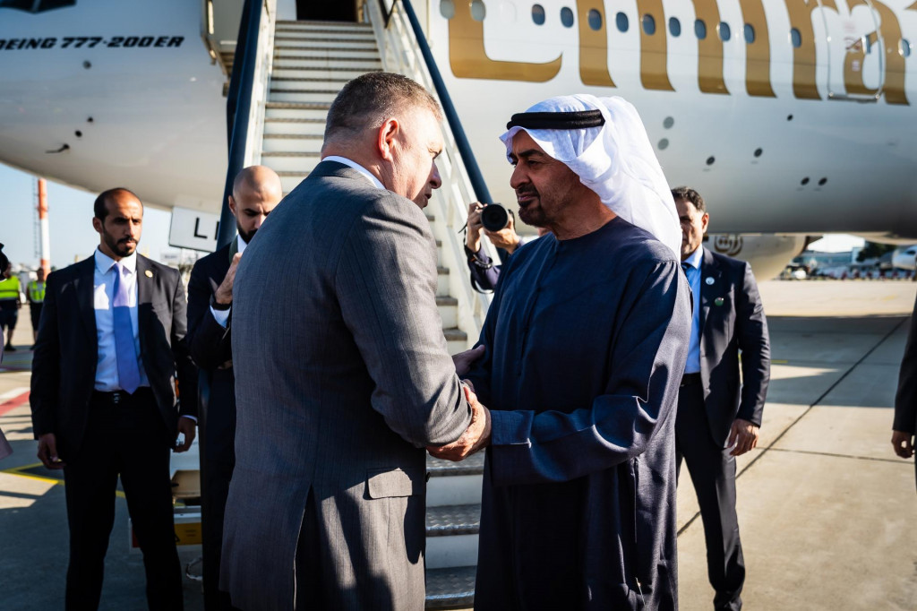 Prezident Spojen&yacute;ch arabsk&yacute;ch emir&aacute;tov &scaron;ejk Muhammad bin Z&aacute;jid &Aacute;l Nahj&aacute;n rokoval s Robertom Ficom. FOTO: &Uacute;rad vl&aacute;dy SR