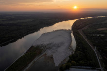 Pohľad z dronu zachyt&aacute;va novoodhalen&eacute; pieskov&eacute; n&aacute;nosy na rieke Dunaj po poklese hladiny vody v srbskom Apatine, 26. j&uacute;la 2026. FOTO: Reuters